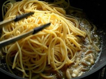 step5: 加入150-200 cc煮麵水，放入義大利麵、黑胡椒拌炒均勻。