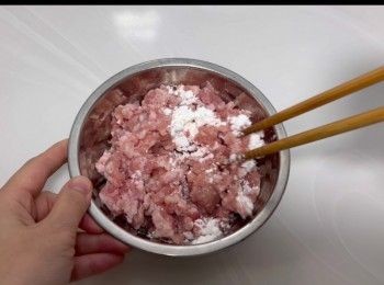 step1: 將<span class="group_2">豬肉醃料</span>，包括鹽、生粉和油，加入免治豬肉中，攪拌均勻，醃製30分鐘。