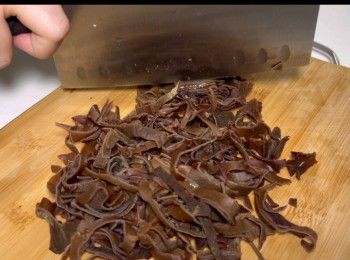 step8: 將木耳切絲。