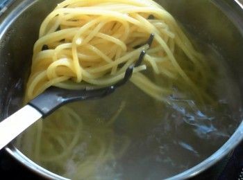 step2: 煮一鍋滾水，水滾後放入義大利麵煮至8分熟。
(包裝上建議時間少2分鐘左右)