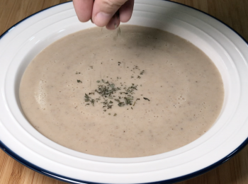 step5: 試味再加適量鹽，最後加少許乾羅勒碎