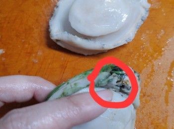 step2: 紅圈為鮑魚咀位置，非常骯髒，剪去鮑魚嘴，剪開少許清除內臟穢物。連同響螺頭一同汆水約1分鐘。