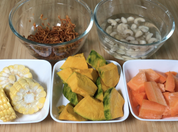 step1: 將蟲草花、腰果、南北杏、無花果洗淨，除蟲草花外，其他3樣材料用水浸半小時，之後再無花果切半，將栗子南瓜洗淨、削皮、去籽、切塊；粟米洗淨、切塊；紅蘿蔔洗淨、削皮、切塊。