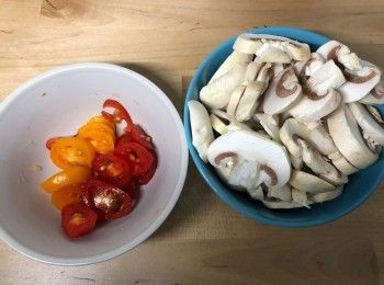 step2: 先將蔬菜洗淨，並把洋葱切碎、蘑菇和小番茄切片。