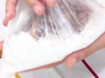step3: 將魷魚鬚抺乾，放入膠袋內搖勻，均勻沾上炸粉
Pat dry squid tentacles. Put inside the plastic bag and shake well to make all squid tentacles are covered.