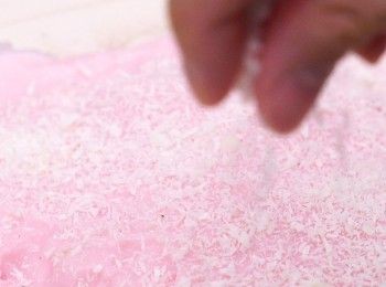 step6: 灑上椰絲
Sprinkle shredded coconut on top.