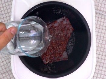 step3: 將紅豆放入電飯煲內，加水1公升
Put azuki beans inside a rice cooker. Add 1 liter water.