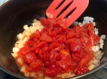 step6: 燒熱鍋、下少許油，待油加熱好後便加入洋葱碎，一直以小火炒洋蔥碎變成半透明狀。完成後拌入番茄碎、糖、乾羅勒碎調味，需要時加入少許煮麵水調整濃稠度。