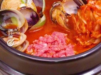 step4: 鍋中放入豆腐件、大蜆、免治豬肉及泡菜
Add tofu, clams, minced pork and kimchi.