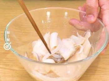 step2: 魷魚身切花後切大件，魷魚鬚切3-4件，加<span class="group_3">醃料</span>醃30分鐘
Shallowly cut the squid body crosswise. Then cut into pieces.. Cut tentacles part into 3-4 pieces. Mariinate for 30 minutes.