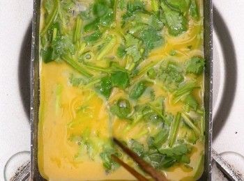 step3: 在玉子燒煎鍋掃少許油，加入少量蛋液，中小火煎至剛熟
Spread some oil in a tamagoyaki pan. Pan fry some egg liquid until just cooked.