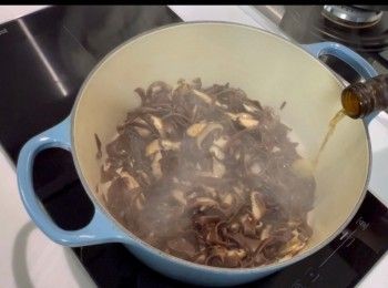 step11: 再加入冬菇和木耳絲，爆香，贊入一湯匙的花雕酒。