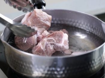 step1: 豬骨汆水，加入紹興酒，再洗淨。
Blanch pork bone and put in Shao xing wine, then wash pork bone.