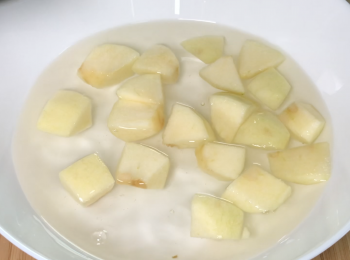 step2: 將蘋果洗淨，削皮，去芯，切塊