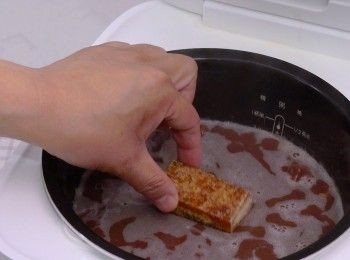 step6: 放片糖，再煮5分鐘至溶化，攪拌均勻即成
Add slab sugar and cook for 5 minutes until dissolved. Stir well