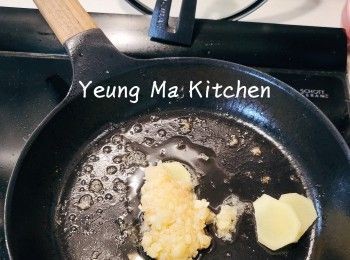 step3: 原平底鍋再加少許油，爆香薑蒜。