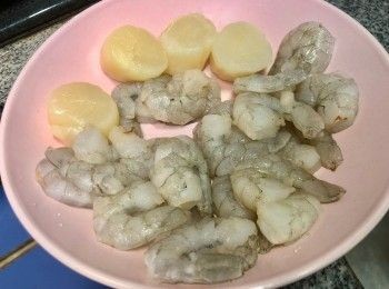 step2: 先把蝦仁和帶子解凍；蝦仁背部切一刀去蝦腸，然後把蝦仁和帶子一同抹乾，並用少許鹽略醃。