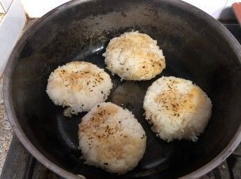 step5: 燒熱鍋，下少許油，待油加熱好後將飯糰兩面煎香，並在飯面掃上少許甜醬油增加焦香的顏色和香氣，完成後取出備用。