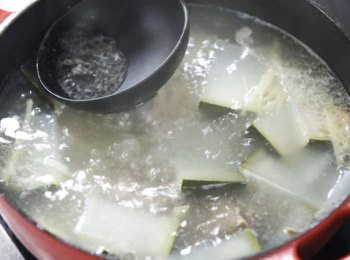 step2: 煲滾1.2公升水，加薑、排骨和冬瓜，蓋上收中細火煲50分鐘。
Boil 1.2L of water, put in ginger, spareribs and winter melon. Cover the lid and cook in mid-low for 50 minutes.