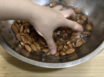 step1: 將生杏仁用水清洗2-3次