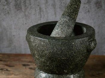 step1: 將所有香料放入乾鍋,以小火炒到飄出香味後撈起,以石臼或食物調理機打成粉末,備用。