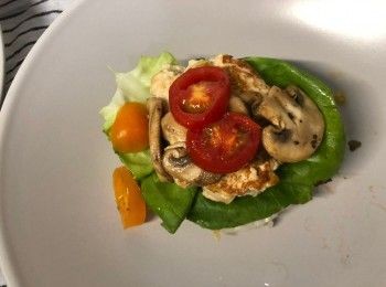 step7: 在一片飯團上放入生菜、漢堡扒、蘑菇片和小蕃茄片，塗上少許低脂沙律醬，最後放在另一片飯團即可。