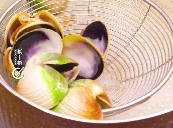 step1: 大蜆先用水灼至開口即撈起
Blanch clams until open.