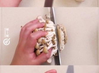 step1: 菇類切好洗淨瀝乾
Rinse and cut all mushrooms.