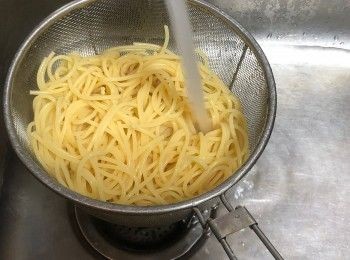 step4: 按照乾意大利粉的包裝煮好意大利粉，要煮9分鐘的話只需煮8分鐘，完成後取出過冷河；煮過意大利粉的水留少許備用。
