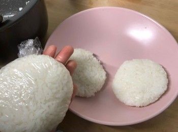 step4: 把壽司飯搓揉成四個飯團，用手掌壓成兩片似麪包的飯團，灑上黑白芝麻。