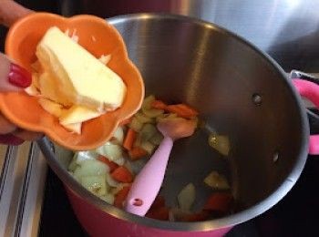 step5: 放入無鹽牛油與材料炒勻