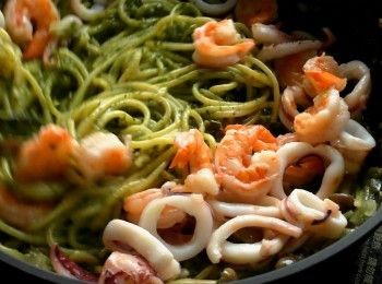 step6: 加入適量青醬拌炒均勻，放入蝦仁、中卷拌炒至海鮮全熟即可。