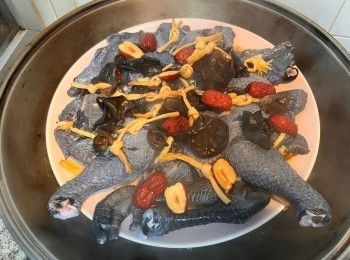 step4: 灑上薑絲、紅棗、金針和雲耳。燒熱水，以中火蒸20分鐘至烏雞熟透即可。