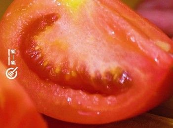 step1: 將番茄洗淨切件 , 洋蔥去皮切件 , 白蘿蔔切件 
Rinse tomato. Peel onion. But both and radish into pieces.