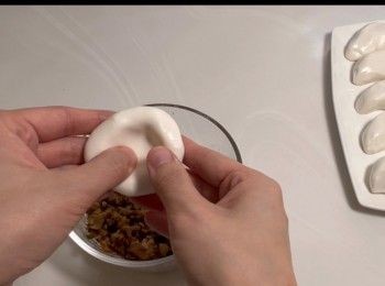 step6: 將麵團分成10至12件（視乎喜歡的大小），滾圓備用。將麵團輕輕壓扁，用手指公按出窩位。