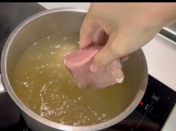 step5: 將拍鬆的豬肉放入煮滾的湯中，用中至細火煮15分鐘。