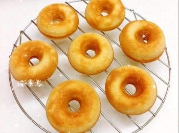 step4: 將白朱古力用熱水坐溶（亦可用微波爐加熱1.5分鐘成<span class="group_2">朱古力醬</span>；朱古力加熱不可超過50°，否則會變質而失去光澤）