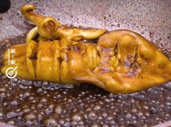 step3: 燒熱油鍋，魷魚瀝乾醃料後，先以中火煎有橫紋一邊2分鐘以定型，再翻面煎2分鐘
Pat dry squid. Pan fry the cut side for 2 minutes. Pan fry the other side for 2 minutes.