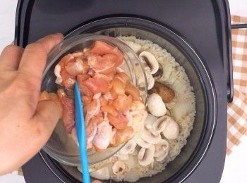 step6: 開蓋，將雞柳放飯面，再煮5分鐘至熟透
Open the cover. Put chicken on top. Cook for 5 minutes.