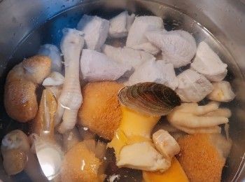 step3: 將所有材料(除了杞子)凍水落煲約2-2.5小時便成，用高壓煲則煲約15-20分鐘，喝前再大滾5分鐘落鹽便成。杞子久煮會變酸，因此適宜最後5-10分鐘才下。