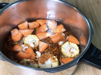 step2: 除南瓜外，將所有材料和水加入鍋中，壓力煲大火煮至第二條壓力線
轉小火煮10分鐘