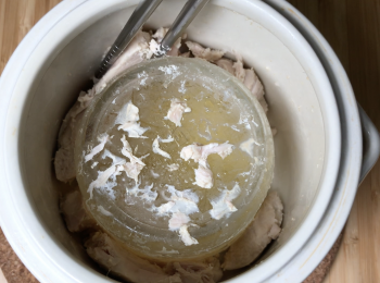 step4: 減壓完畢後，挾起雞肉，拿起小碗，雞精會流出來