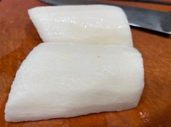 step1: 日本淮山削皮，用飲用水清洗表面，用切生果/熟肉 砧板切淮山，可切條或片