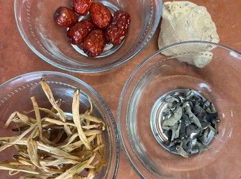 step2: 把紅棗、金針和雲耳浸至軟身，金針可先打結、紅棗切半並去核。