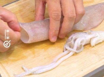 step1: 魷魚洗淨，撕去外膜，除去內臟
Clean the squid. Tear off the thin membrane of the body. Remove internal organs.