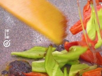 step6: 下青紅椒略炒後下魷魚，兜勻後灒酒
Add chili pepper and stir fry. Then add squid and Shaoxing wine.