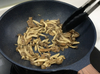 step3: 用牛油炒鴻喜菇和牛肝菌，炒至乾身即可