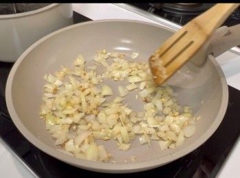 step4: 取出帶子之後，不用清洗平底鑊，直接加入適量的蒜蓉和洋蔥，爆香。