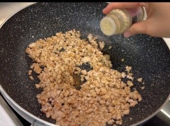 step6: 再加入五香粉和胡椒粉，炒勻。