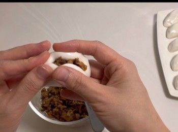 step7: 加入適量的<span class="group_2">餡料</span>，然後進行修口。